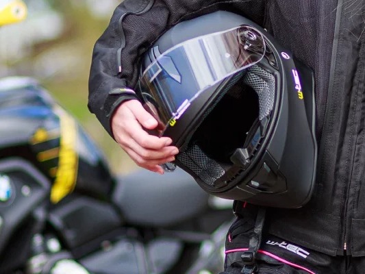 Welke kleding is verplicht op de motor? 