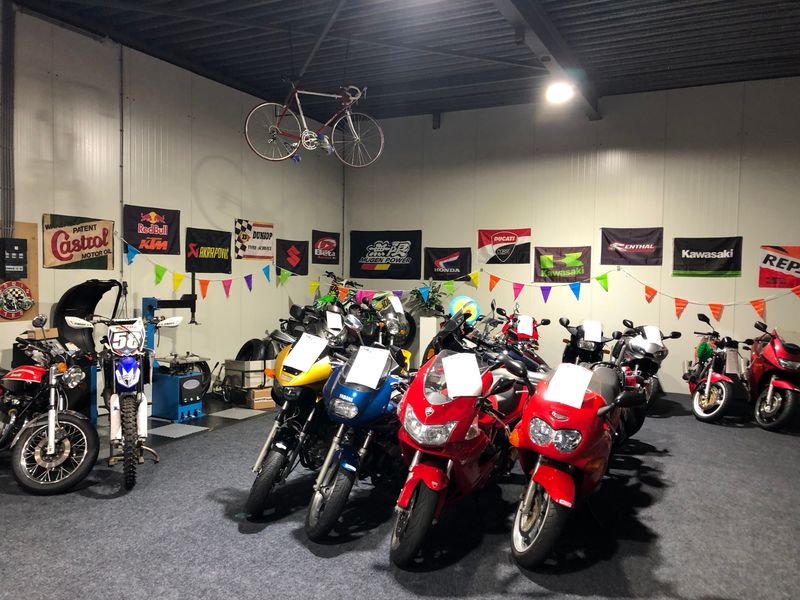 Foto van het pand van Postma Motoren en Fietsen