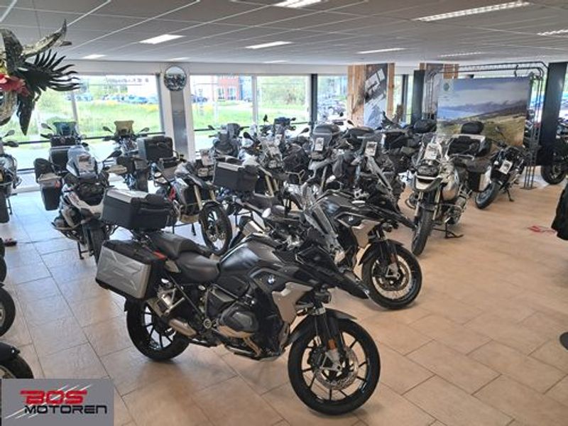 Foto van het pand van Bos Motoren