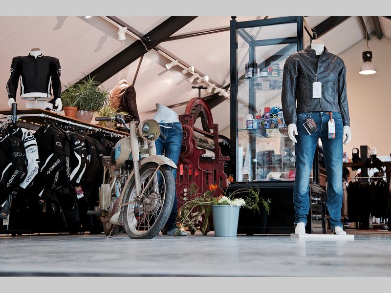 Foto van het pand van Friese Motorexperts