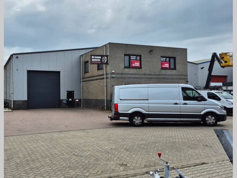 Foto van het pand van De Leeuw Motoren