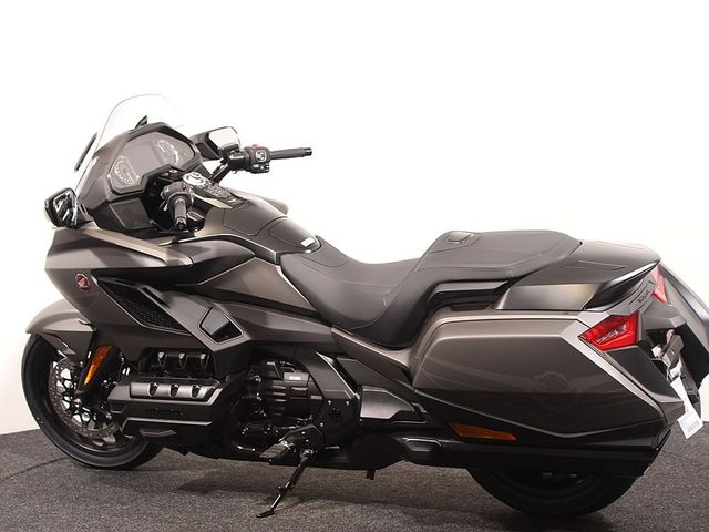 honda - gl-1800-goldwing-bagger