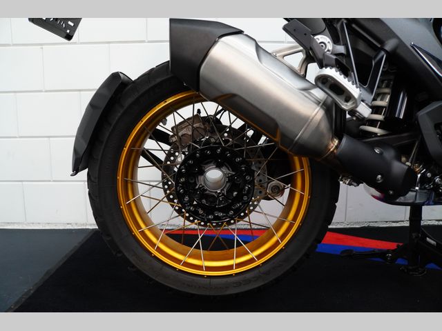 bmw - r-1300-gs-triple-black