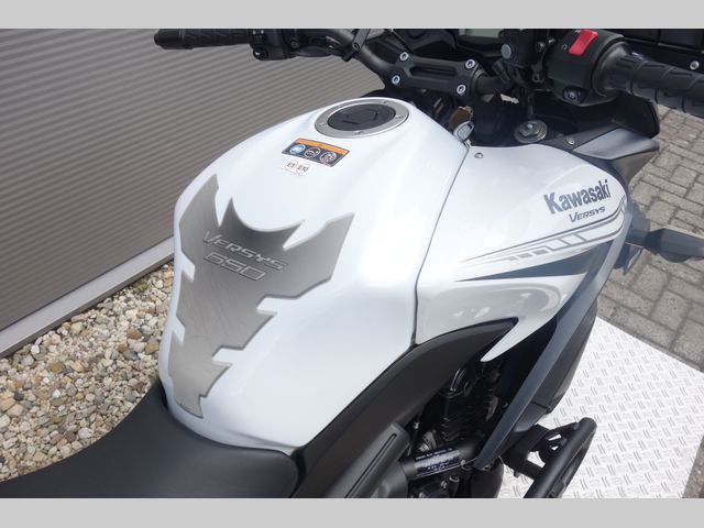 kawasaki - versys-650-grand-tourer
