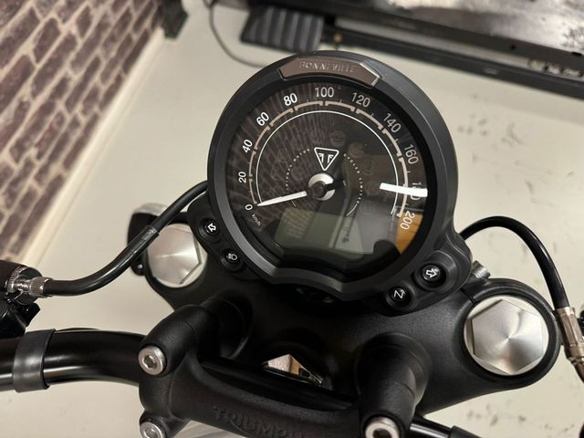 triumph - bonneville-bobber