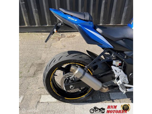 suzuki - gsr-750-a-street-extreme
