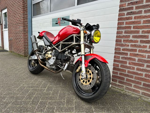 ducati - m-900-monster