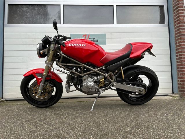 ducati - m-900-monster
