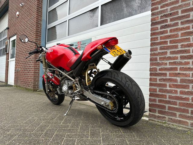 ducati - m-900-monster