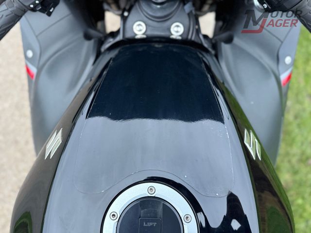 suzuki - gsx-r-1300-hayabusa