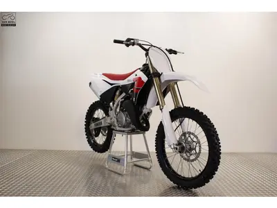 YAMAHA YZ 125 70TH ANNIVERSARY EDITION – foto 2