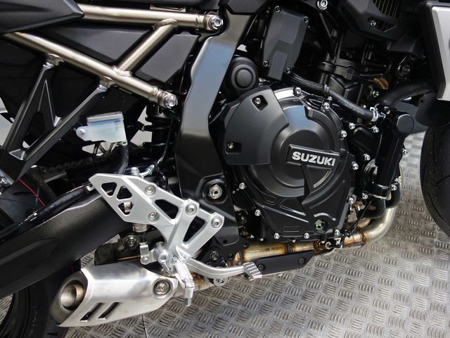 suzuki - gsx-8t