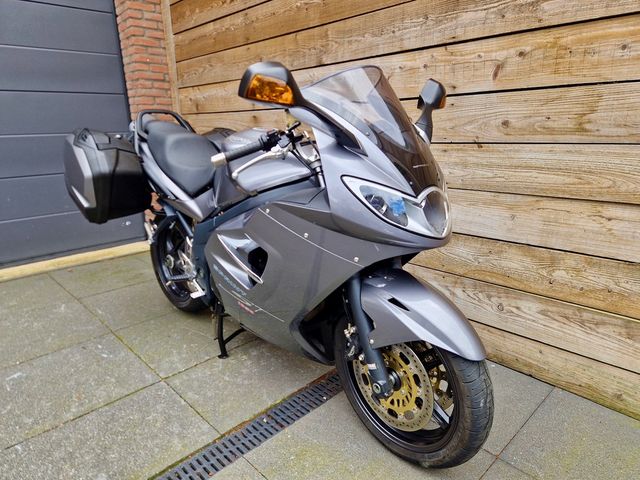 triumph - sprint-st-1050-abs