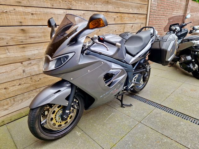 triumph - sprint-st-1050-abs