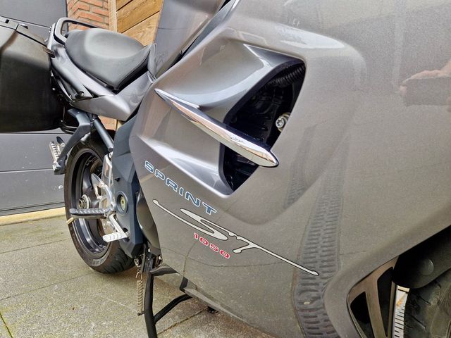 triumph - sprint-st-1050-abs