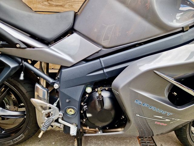 triumph - sprint-st-1050-abs