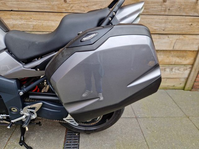 triumph - sprint-st-1050-abs