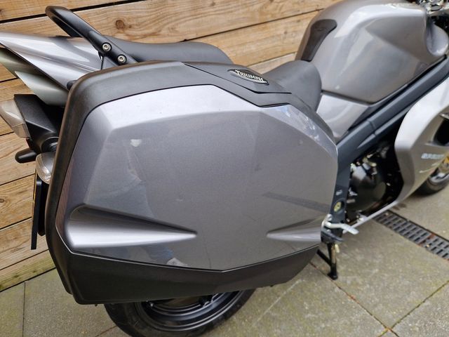 triumph - sprint-st-1050-abs