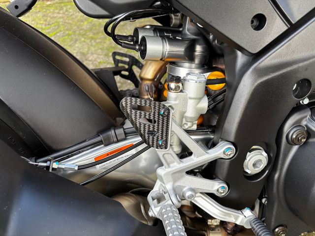 aprilia - tuono--v4-1100-factory