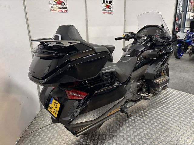 honda - gl-1800-goldwing-touring-deluxe