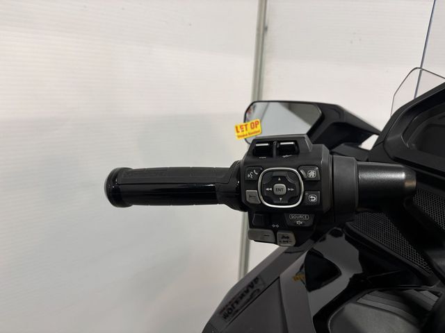 honda - gl-1800-goldwing-touring-deluxe