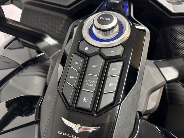 honda - gl-1800-goldwing-touring-deluxe