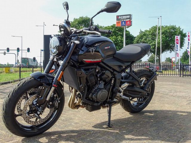 triumph - trident-660