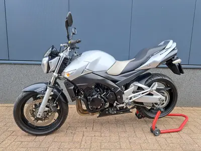 SUZUKI GSR 600 A – foto 4