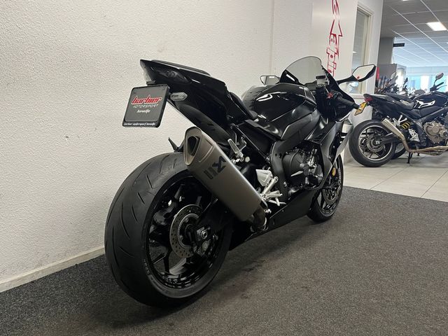 honda - cbr-1000-rr-r-fireblade