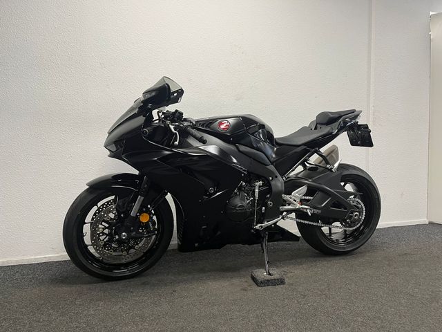 honda - cbr-1000-rr-r-fireblade