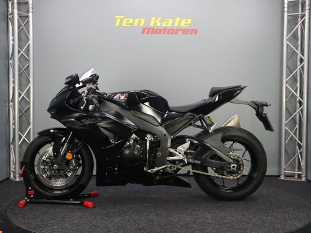 honda - cbr-1000-rr-r-fireblade-sp