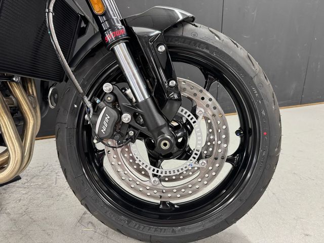 triumph - trident-660