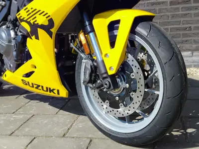 SUZUKI GSX-8R – foto 3