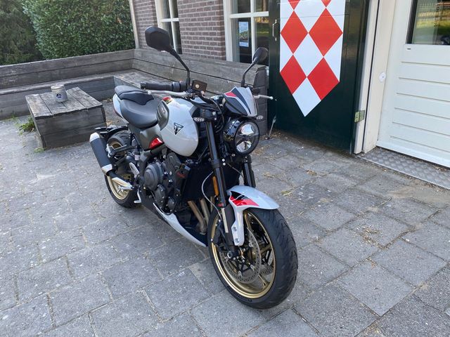 triumph - trident-800