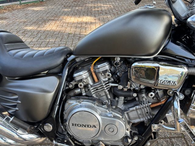 honda - vf-700-c-supermagna