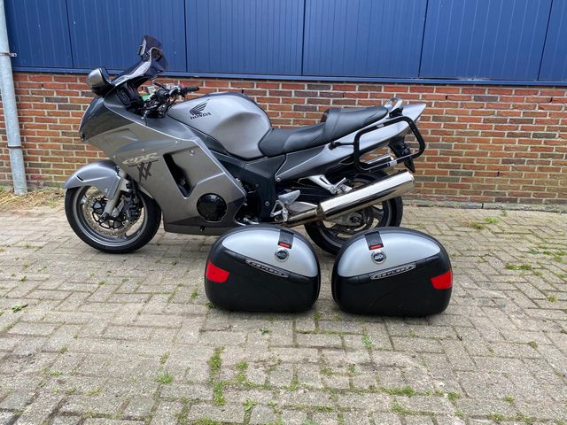 honda - cbr-1100--xx-super-blackbird