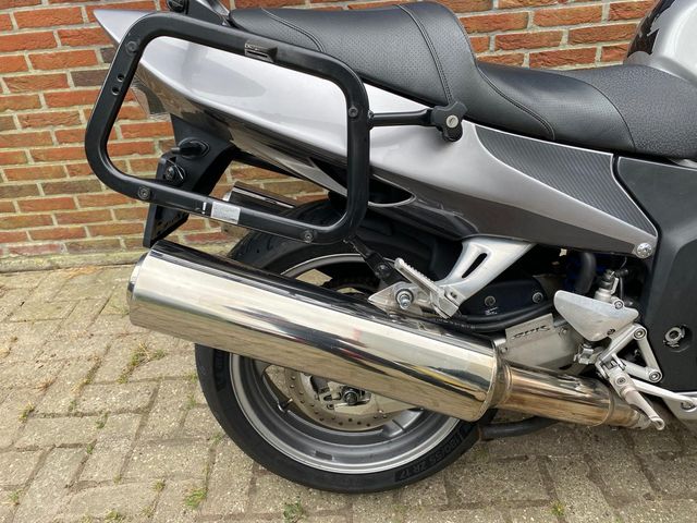 honda - cbr-1100--xx-super-blackbird