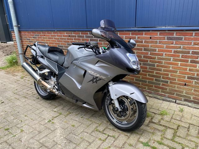 honda - cbr-1100--xx-super-blackbird