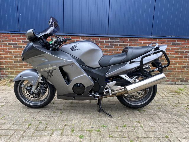 honda - cbr-1100--xx-super-blackbird