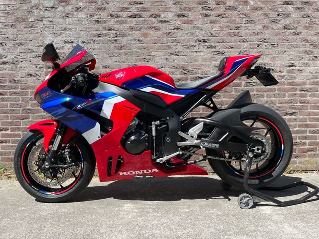 honda - cbr-1000-rr-r-fireblade