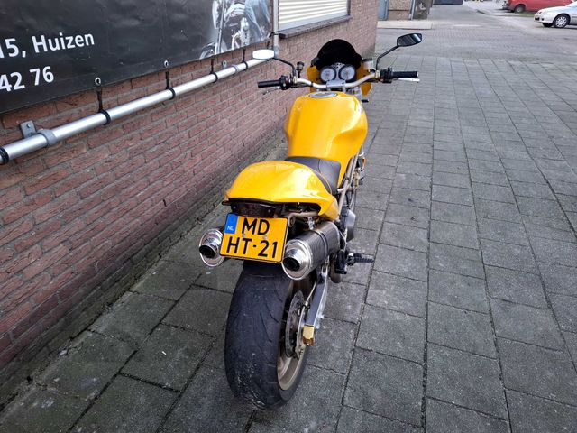 ducati - m-900-monster