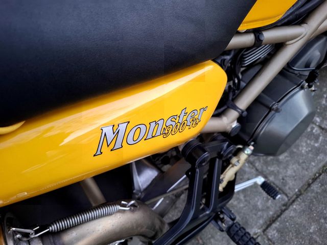 ducati - m-900-monster