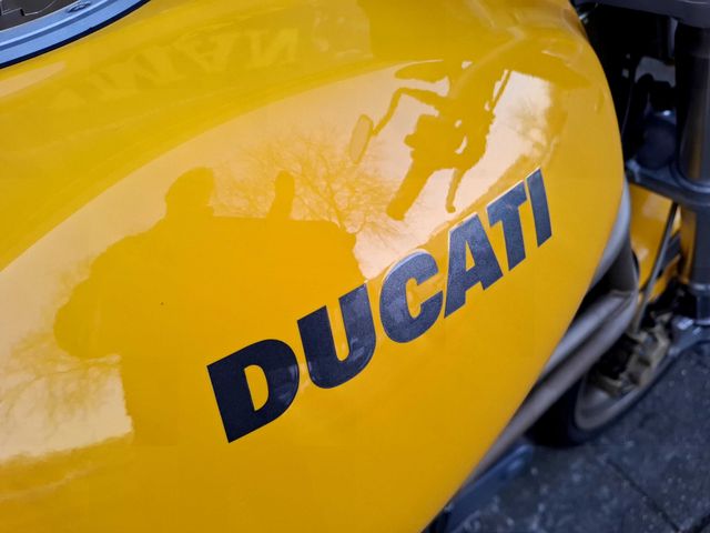 ducati - m-900-monster