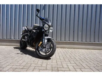 TRIUMPH STREET TRIPLE R – foto 2