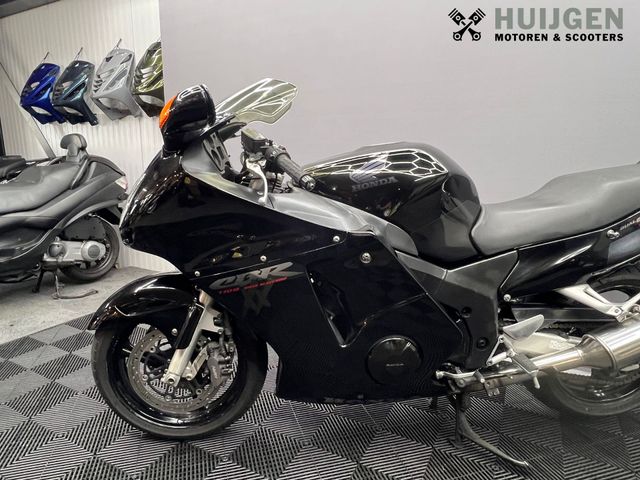 honda - cbr-1100--xx-super-blackbird