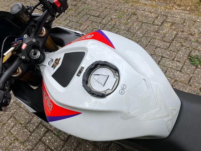 aprilia - tuono--v4-1100-factory