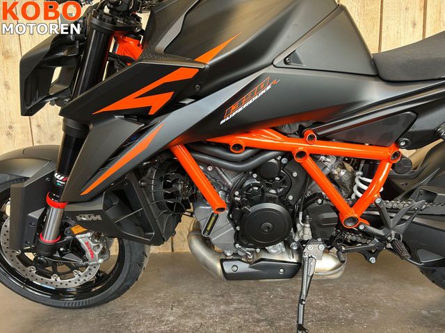 ktm - 1390-super-duke-r