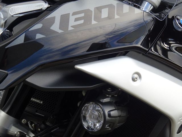 bmw - r-1300-gs-triple-black