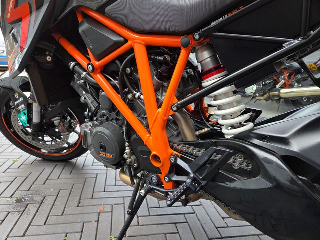 ktm - 1290-super-duke-r