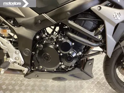 SUZUKI GSR 750 A – foto 2